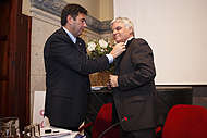 Foto 70.5. Pedro Lara, Director del ICIC, impone la insignia del ICIC a José Miguel Pérez en el Acto Inaugural del 6th YCIC